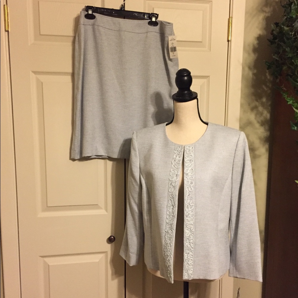 Tahari 2pc Jacket & Skirt suit size 14. NWT